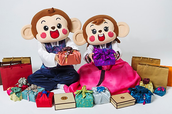 포토 JPG 스튜디오촬영 전신 커플 여자 남자 실내 선물 미소 웃음 들기 20대 성인 두명 앞모습 쇼핑백 기쁨 한국인 원숭이 한복 주기 가부좌 원숭이캐릭터 선물세트 감탄 동물탈 원숭이머리 인형탈 청년만 성인만 국내포토 한국전통 감정 뷰포인트 동물캐릭터 가방 포유류 관계 모션 표정 사람 앉기 동양인 청년 내부 전통의상 탈 파일형식