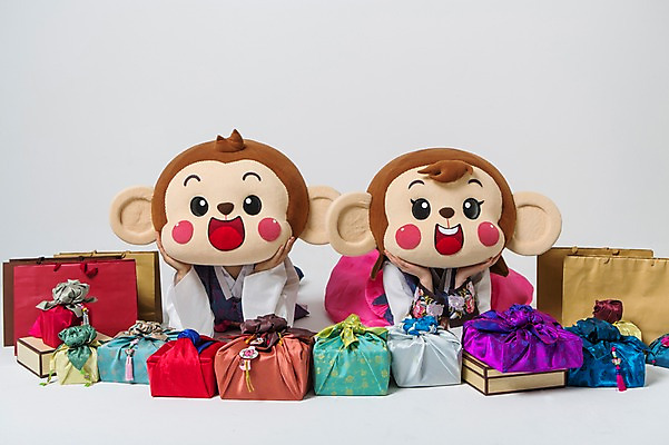 포토 JPG 스튜디오촬영 커플 여자 남자 엎드리기 실내 선물 미소 웃음 상반신 20대 성인 두명 앞모습 쇼핑백 턱괴기 기쁨 한국인 원숭이 한복 원숭이캐릭터 선물세트 감탄 동물탈 원숭이머리 인형탈 청년만 성인만 국내포토 한국전통 감정 뷰포인트 동물캐릭터 가방 포유류 관계 모션 표정 사람 동양인 청년 내부 전통의상 탈 파일형식