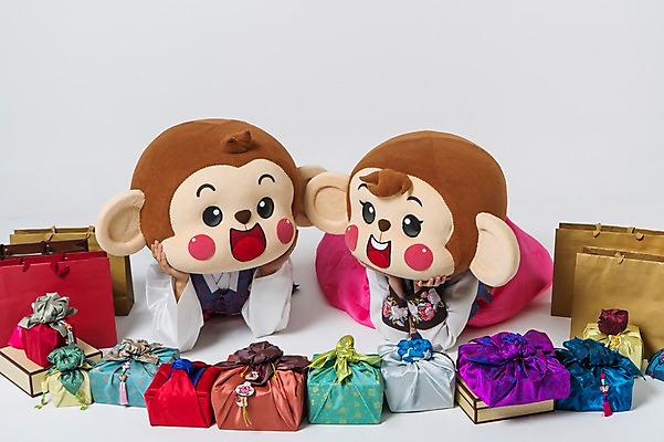 포토 JPG 스튜디오촬영 커플 여자 남자 엎드리기 실내 선물 미소 웃음 상반신 20대 성인 두명 앞모습 쇼핑백 마주보기 턱괴기 기쁨 한국인 원숭이 한복 원숭이캐릭터 선물세트 감탄 동물탈 원숭이머리 인형탈 청년만 성인만 국내포토 한국전통 감정 뷰포인트 동물캐릭터 가방 포유류 관계 모션 표정 사람 동양인 청년 내부 전통의상 탈 파일형식