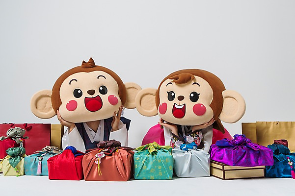 포토 JPG 스튜디오촬영 커플 여자 남자 엎드리기 실내 선물 미소 웃음 상반신 20대 성인 두명 앞모습 쇼핑백 턱괴기 기쁨 한국인 원숭이 한복 원숭이캐릭터 선물세트 감탄 동물탈 원숭이머리 인형탈 청년만 성인만 국내포토 한국전통 감정 뷰포인트 동물캐릭터 가방 포유류 관계 모션 표정 사람 동양인 청년 내부 전통의상 탈 파일형식