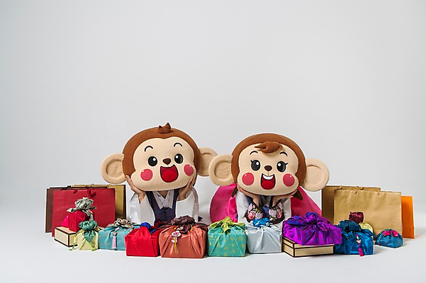 포토 JPG 스튜디오촬영 커플 여자 남자 엎드리기 실내 선물 미소 웃음 상반신 20대 성인 두명 앞모습 쇼핑백 턱괴기 기쁨 한국인 원숭이 한복 원숭이캐릭터 선물세트 감탄 동물탈 원숭이머리 인형탈 청년만 성인만 국내포토 한국전통 감정 뷰포인트 동물캐릭터 가방 포유류 관계 모션 표정 사람 동양인 청년 내부 전통의상 탈 파일형식