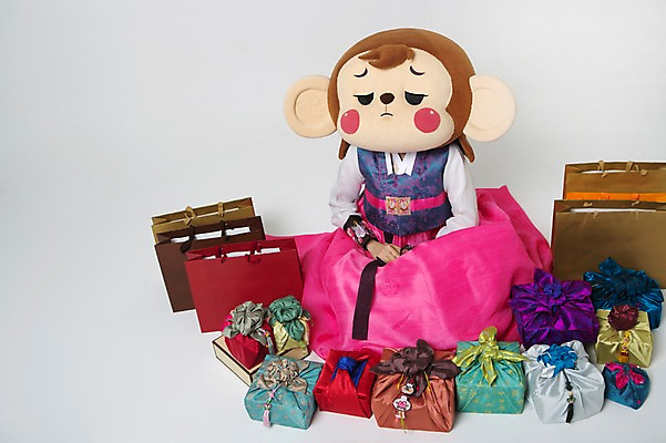 포토 JPG 스튜디오촬영 여자 실내 선물 한명 앉기 20대 성인 앞모습 쇼핑백 한국인 슬픔 짜증 원숭이 한복 손모으기 원숭이캐릭터 선물세트 동물탈 불만족 시무룩 원숭이머리 인형탈 여자만 청년여자한명만 성인여자한명만 국내포토 1 한국전통 감정 뷰포인트 동물캐릭터 컨셉 가방 포유류 모션 표정 사람 동양인 손짓 청년 내부 전통의상 탈 여자한명만 성인여자만 청년여자만 파일형식