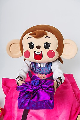 포토 JPG 스튜디오촬영 여자 실내 선물 한명 미소 웃음 앉기 20대 성인 앞모습 한국인 원숭이 한복 주기 획득 원숭이캐릭터 선물세트 동물탈 원숭이머리 인형탈 여자만 청년여자한명만 성인여자한명만 국내포토 1 한국전통 뷰포인트 동물캐릭터 포유류 모션 표정 사람 동양인 청년 내부 전통의상 탈 여자한명만 성인여자만 청년여자만 파일형식