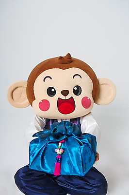 포토 JPG 스튜디오촬영 남자 실내 선물 한명 미소 웃음 상반신 20대 성인 앞모습 한국인 원숭이 한복 주기 가부좌 획득 원숭이캐릭터 선물세트 동물탈 원숭이머리 인형탈 남자만 청년남자한명만 성인남자한명만 국내포토 1 한국전통 뷰포인트 동물캐릭터 포유류 모션 표정 사람 앉기 동양인 청년 내부 전통의상 탈 남자한명만 성인남자만 청년남자만 파일형식