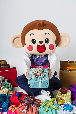 포토 JPG 스튜디오촬영 전신 남자 실내 선물 한명 미소 웃음 들기 20대 성인 앞모습 쇼핑백 한국인 원숭이 한복 주기 가부좌 원숭이캐릭터 선물세트 동물탈 원숭이머리 인형탈 남자만 청년남자한명만 성인남자한명만 국내포토 1 한국전통 뷰포인트 동물캐릭터 가방 포유류 모션 표정 사람 앉기 동양인 청년 내부 전통의상 탈 남자한명만 성인남자만 청년남자만 파일형식