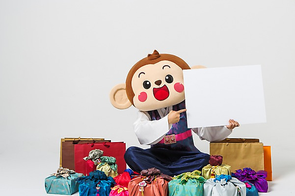 포토 JPG 스튜디오촬영 전신 남자 사각프레임 실내 선물 한명 미소 웃음 들기 20대 성인 앞모습 쇼핑백 한국인 원숭이 가리킴 한복 가부좌 원숭이캐릭터 선물세트 동물탈 원숭이머리 인형탈 남자만 청년남자한명만 성인남자한명만 국내포토 1 한국전통 뷰포인트 동물캐릭터 가방 포유류 모션 프레임 표정 사람 앉기 동양인 손짓 청년 내부 사각형 전통의상 탈 남자한명만 성인남자만 청년남자만 파일형식