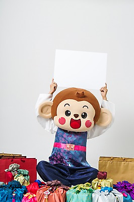 포토 JPG 스튜디오촬영 전신 남자 사각프레임 실내 선물 한명 미소 웃음 들기 20대 성인 앞모습 쇼핑백 손들기 한국인 원숭이 한복 가부좌 원숭이캐릭터 선물세트 동물탈 원숭이머리 인형탈 남자만 청년남자한명만 성인남자한명만 국내포토 1 한국전통 뷰포인트 동물캐릭터 가방 포유류 모션 프레임 표정 사람 앉기 동양인 청년 내부 사각형 전통의상 탈 남자한명만 성인남자만 청년남자만 파일형식