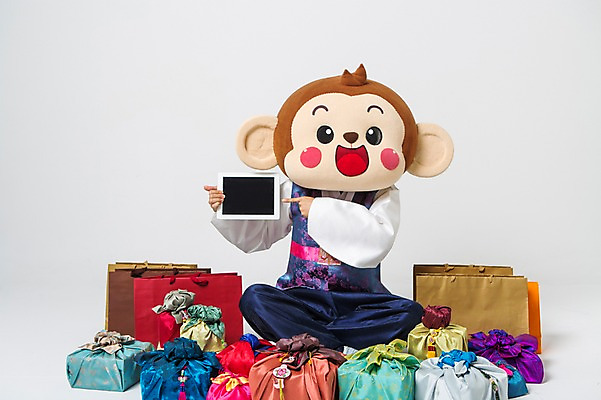 포토 JPG 스튜디오촬영 전신 남자 실내 선물 한명 미소 웃음 들기 20대 성인 앞모습 태블릿 쇼핑백 한국인 원숭이 가리킴 한복 가부좌 원숭이캐릭터 선물세트 동물탈 원숭이머리 인형탈 남자만 청년남자한명만 성인남자한명만 국내포토 1 한국전통 뷰포인트 동물캐릭터 가방 포유류 모션 표정 사람 앉기 동양인 손짓 청년 내부 전자제품 스마트기기 전통의상 탈 남자한명만 성인남자만 청년남자만 파일형식