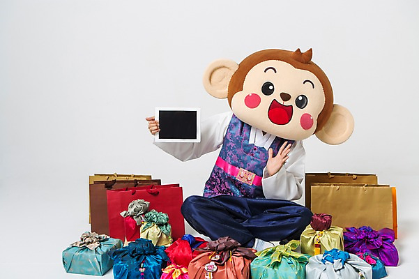 포토 JPG 스튜디오촬영 전신 남자 실내 선물 한명 미소 웃음 들기 손짓 20대 성인 앞모습 태블릿 쇼핑백 한국인 원숭이 한복 가부좌 원숭이캐릭터 선물세트 동물탈 원숭이머리 인형탈 남자만 청년남자한명만 성인남자한명만 국내포토 1 한국전통 뷰포인트 동물캐릭터 가방 포유류 모션 표정 사람 앉기 동양인 청년 내부 전자제품 스마트기기 전통의상 탈 남자한명만 성인남자만 청년남자만 파일형식