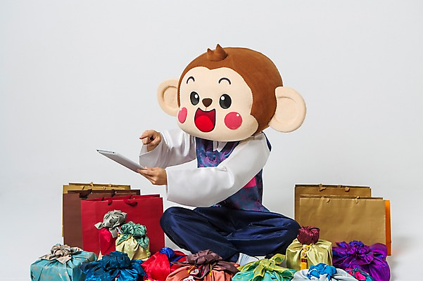 포토 JPG 스튜디오촬영 전신 남자 실내 선물 한명 미소 웃음 들기 20대 성인 앞모습 태블릿 쇼핑백 터치 한국인 검지손가락 원숭이 한복 가부좌 원숭이캐릭터 선물세트 동물탈 원숭이머리 인형탈 남자만 청년남자한명만 성인남자한명만 국내포토 1 한국전통 뷰포인트 동물캐릭터 가방 포유류 손가락 모션 표정 사람 앉기 동양인 청년 내부 전자제품 스마트기기 전통의상 탈 남자한명만 성인남자만 청년남자만 파일형식