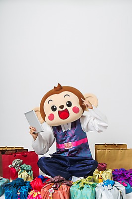포토 JPG 스튜디오촬영 전신 남자 생각 실내 선물 한명 미소 웃음 들기 20대 성인 앞모습 태블릿 쇼핑백 한국인 원숭이 한복 고민 가부좌 원숭이캐릭터 선물세트 동물탈 원숭이머리 인형탈 남자만 청년남자한명만 성인남자한명만 국내포토 1 한국전통 감정 뷰포인트 동물캐릭터 가방 포유류 모션 표정 사람 앉기 동양인 청년 내부 전자제품 스마트기기 전통의상 탈 남자한명만 성인남자만 청년남자만 파일형식
