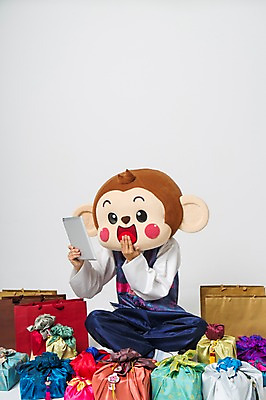 포토 JPG 스튜디오촬영 전신 남자 실내 선물 한명 미소 웃음 들기 20대 성인 앞모습 태블릿 쇼핑백 한국인 원숭이 한복 가부좌 입가림 원숭이캐릭터 선물세트 동물탈 원숭이머리 인형탈 남자만 청년남자한명만 성인남자한명만 국내포토 1 한국전통 뷰포인트 동물캐릭터 가방 포유류 모션 표정 사람 앉기 동양인 청년 내부 전자제품 스마트기기 가림 전통의상 탈 남자한명만 성인남자만 청년남자만 파일형식