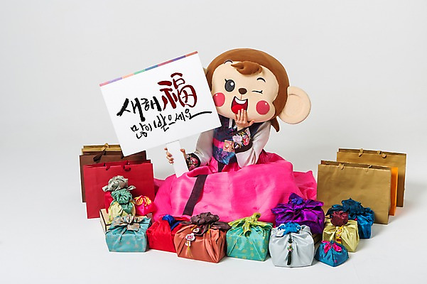 포토 JPG 스튜디오촬영 여자 새해 실내 선물 윙크 한명 미소 웃음 들기 앉기 20대 성인 앞모습 쇼핑백 팻말 한국인 원숭이 복 한복 입가림 새해복많이받으세요 원숭이캐릭터 선물세트 동물탈 새해선물 원숭이머리 인형탈 여자만 청년여자한명만 성인여자한명만 국내포토 1 한국전통 뷰포인트 동물캐릭터 가방 포유류 모션 프레임 표정 사람 동양인 청년 내부 한자 가림 전통의상 탈 여자한명만 성인여자만 청년여자만 파일형식 명절선물