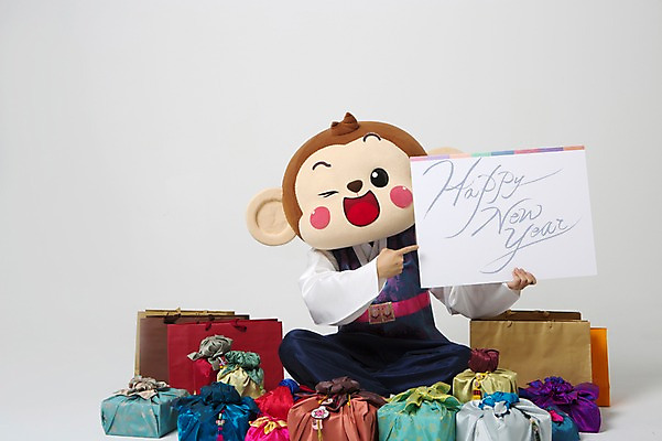 포토 JPG 스튜디오촬영 남자 새해 사각프레임 실내 선물 한명 미소 웃음 들기 앉기 20대 성인 앞모습 쇼핑백 한국인 원숭이 가리킴 한복 해피뉴이어 원숭이캐릭터 선물세트 동물탈 새해선물 원숭이머리 인형탈 남자만 청년남자한명만 성인남자한명만 국내포토 1 한국전통 뷰포인트 동물캐릭터 가방 포유류 모션 프레임 표정 사람 동양인 손짓 청년 내부 사각형 새해인사 전통의상 탈 남자한명만 성인남자만 청년남자만 파일형식 명절선물