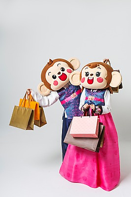 포토 JPG 스튜디오촬영 전신 커플 여자 남자 실내 서기 미소 웃음 들기 상반신 20대 성인 두명 앞모습 쇼핑 쇼핑백 한국인 원숭이 한복 원숭이캐릭터 동물탈 원숭이머리 인형탈 청년만 성인만 국내포토 한국전통 뷰포인트 동물캐릭터 가방 포유류 관계 모션 표정 사람 동양인 청년 내부 전통의상 탈 파일형식