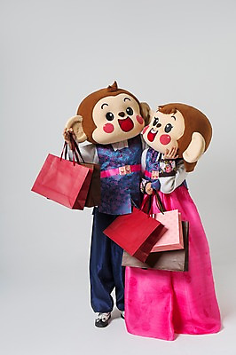 포토 JPG 스튜디오촬영 전신 커플 여자 남자 실내 서기 미소 웃음 들기 20대 성인 두명 앞모습 쇼핑 쇼핑백 한국인 원숭이 한복 원숭이캐릭터 동물탈 원숭이머리 인형탈 청년만 성인만 국내포토 한국전통 뷰포인트 동물캐릭터 가방 포유류 관계 모션 표정 사람 동양인 청년 내부 전통의상 탈 파일형식