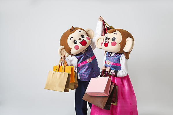 포토 JPG 스튜디오촬영 커플 여자 남자 실내 서기 미소 웃음 들기 상반신 20대 성인 두명 앞모습 쇼핑 쇼핑백 한국인 원숭이 한복 원숭이캐릭터 동물탈 원숭이머리 인형탈 청년만 성인만 국내포토 한국전통 뷰포인트 동물캐릭터 가방 포유류 관계 모션 표정 사람 동양인 청년 내부 전통의상 탈 파일형식