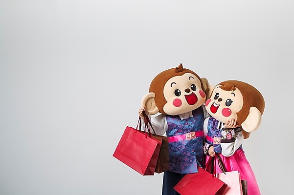 포토 JPG 스튜디오촬영 커플 여자 남자 실내 서기 미소 웃음 들기 상반신 20대 성인 두명 앞모습 쇼핑 쇼핑백 한국인 원숭이 한복 원숭이캐릭터 동물탈 원숭이머리 인형탈 청년만 성인만 국내포토 한국전통 뷰포인트 동물캐릭터 가방 포유류 관계 모션 표정 사람 동양인 청년 내부 전통의상 탈 파일형식