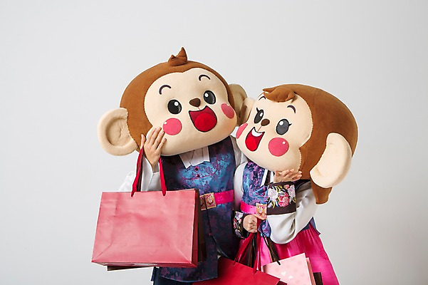 포토 JPG 스튜디오촬영 커플 여자 남자 실내 서기 미소 웃음 들기 상반신 20대 성인 두명 앞모습 쇼핑 쇼핑백 한국인 원숭이 한복 원숭이캐릭터 동물탈 원숭이머리 인형탈 청년만 성인만 국내포토 한국전통 뷰포인트 동물캐릭터 가방 포유류 관계 모션 표정 사람 동양인 청년 내부 전통의상 탈 파일형식