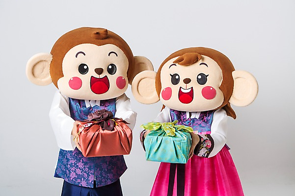 포토 JPG 스튜디오촬영 커플 여자 남자 실내 선물 미소 웃음 들기 상반신 20대 성인 두명 앞모습 한국인 원숭이 한복 주기 원숭이캐릭터 선물세트 동물탈 원숭이머리 인형탈 청년만 성인만 국내포토 한국전통 뷰포인트 동물캐릭터 포유류 관계 모션 표정 사람 동양인 청년 내부 전통의상 탈 파일형식