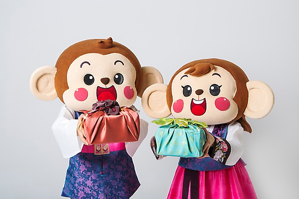 포토 JPG 스튜디오촬영 커플 여자 남자 실내 선물 미소 웃음 들기 상반신 20대 성인 두명 앞모습 한국인 원숭이 한복 주기 원숭이캐릭터 선물세트 동물탈 원숭이머리 인형탈 청년만 성인만 국내포토 한국전통 뷰포인트 동물캐릭터 포유류 관계 모션 표정 사람 동양인 청년 내부 전통의상 탈 파일형식