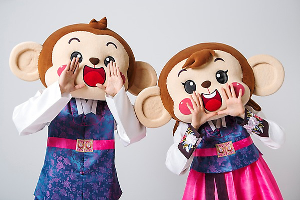 포토 JPG 스튜디오촬영 커플 여자 남자 실내 미소 웃음 손짓 상반신 20대 성인 두명 앞모습 외침 한국인 원숭이 한복 원숭이캐릭터 동물탈 원숭이머리 인형탈 청년만 성인만 국내포토 한국전통 뷰포인트 동물캐릭터 포유류 관계 모션 표정 사람 동양인 청년 내부 소리 전통의상 탈 파일형식