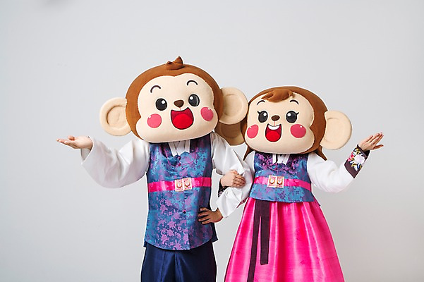 포토 JPG 스튜디오촬영 커플 여자 남자 안내 실내 서기 미소 웃음 손짓 상반신 20대 성인 두명 앞모습 팔짱 한국인 원숭이 한복 원숭이캐릭터 동물탈 원숭이머리 인형탈 청년만 성인만 국내포토 한국전통 뷰포인트 동물캐릭터 포유류 관계 모션 표정 사람 동양인 청년 내부 전통의상 탈 파일형식