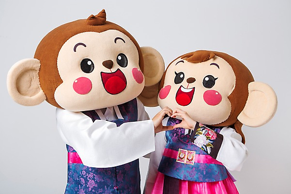 포토 JPG 스튜디오촬영 커플 여자 남자 실내 미소 웃음 손짓 상반신 20대 성인 두명 앞모습 한국인 원숭이 한복 원숭이캐릭터 손하트 동물탈 원숭이머리 인형탈 청년만 성인만 국내포토 한국전통 뷰포인트 동물캐릭터 포유류 관계 모션 표정 사람 동양인 청년 내부 전통의상 탈 파일형식