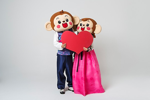 포토 JPG 스튜디오촬영 전신 커플 여자 남자 실내 서기 미소 웃음 들기 20대 성인 두명 앞모습 한국인 하트 원숭이 한복 원숭이캐릭터 동물탈 원숭이머리 인형탈 하트프레임 청년만 성인만 국내포토 모양 한국전통 뷰포인트 동물캐릭터 포유류 관계 모션 프레임 표정 사람 동양인 청년 내부 전통의상 탈 파일형식