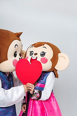 포토 JPG 스튜디오촬영 커플 여자 남자 실내 미소 웃음 들기 상반신 20대 성인 두명 앞모습 옆모습 한국인 하트 원숭이 한복 원숭이캐릭터 동물탈 원숭이머리 인형탈 하트프레임 청년만 성인만 국내포토 모양 한국전통 뷰포인트 동물캐릭터 포유류 관계 모션 프레임 표정 사람 동양인 청년 내부 전통의상 탈 파일형식