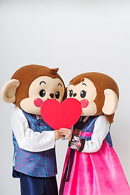포토 JPG 스튜디오촬영 커플 여자 남자 실내 서기 들기 상반신 20대 성인 두명 한국인 하트 원숭이 한복 원숭이캐릭터 동물탈 원숭이머리 인형탈 하트프레임 청년만 성인만 국내포토 모양 한국전통 동물캐릭터 포유류 관계 모션 프레임 사람 동양인 청년 내부 전통의상 탈 파일형식
