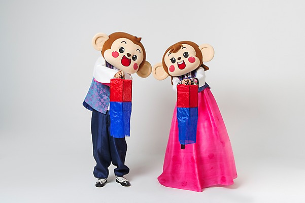 포토 JPG 스튜디오촬영 전신 커플 여자 남자 실내 서기 미소 웃음 들기 20대 성인 두명 앞모습 한국인 원숭이 한복 청사초롱 원숭이캐릭터 동물탈 원숭이머리 인형탈 청년만 성인만 국내포토 한국전통 뷰포인트 동물캐릭터 포유류 관계 모션 표정 사람 동양인 청년 내부 전통의상 탈 초롱 파일형식
