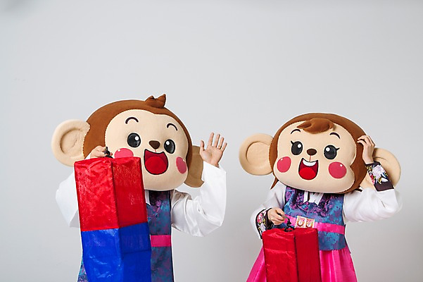 포토 JPG 스튜디오촬영 커플 여자 남자 장난 실내 서기 미소 웃음 들기 손짓 상반신 20대 성인 두명 앞모습 한국인 원숭이 한복 청사초롱 원숭이캐릭터 동물탈 원숭이머리 인형탈 청년만 성인만 국내포토 한국전통 뷰포인트 동물캐릭터 포유류 관계 모션 표정 사람 동양인 청년 내부 전통의상 탈 초롱 파일형식