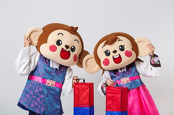 포토 JPG 스튜디오촬영 커플 여자 남자 실내 서기 미소 웃음 들기 상반신 20대 성인 두명 앞모습 신체부위 한국인 원숭이 잡기 한복 청사초롱 귀 원숭이캐릭터 동물탈 원숭이머리 인형탈 청년만 성인만 국내포토 한국전통 뷰포인트 동물캐릭터 포유류 관계 모션 표정 사람 동양인 청년 내부 전통의상 탈 초롱 파일형식