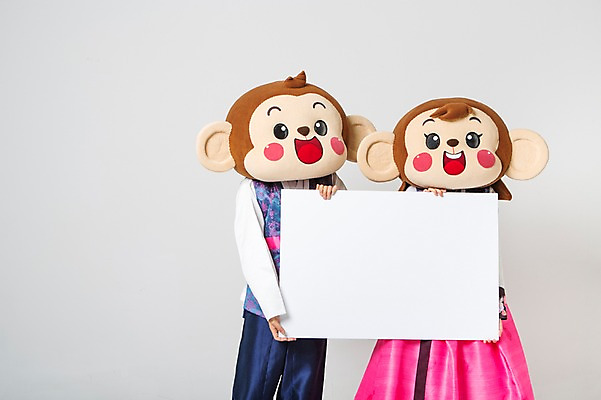 포토 JPG 스튜디오촬영 커플 여자 남자 사각프레임 실내 서기 미소 웃음 들기 상반신 20대 성인 두명 앞모습 한국인 원숭이 한복 원숭이캐릭터 동물탈 원숭이머리 인형탈 청년만 성인만 국내포토 한국전통 뷰포인트 동물캐릭터 포유류 관계 모션 프레임 표정 사람 동양인 청년 내부 사각형 전통의상 탈 파일형식