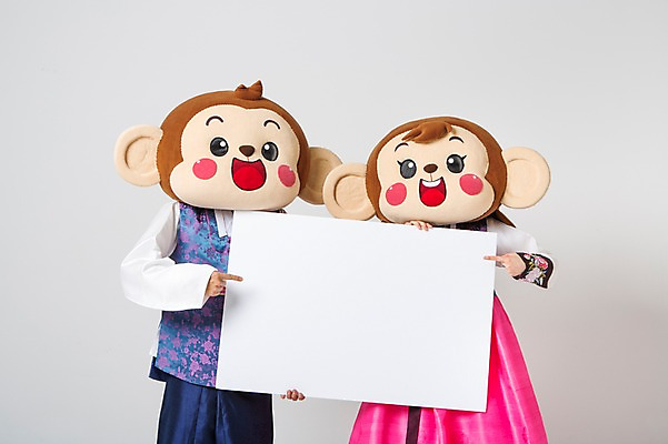 포토 JPG 스튜디오촬영 커플 여자 남자 사각프레임 실내 서기 미소 웃음 들기 상반신 20대 성인 두명 앞모습 한국인 원숭이 가리킴 한복 원숭이캐릭터 동물탈 원숭이머리 인형탈 청년만 성인만 국내포토 한국전통 뷰포인트 동물캐릭터 포유류 관계 모션 프레임 표정 사람 동양인 손짓 청년 내부 사각형 전통의상 탈 파일형식
