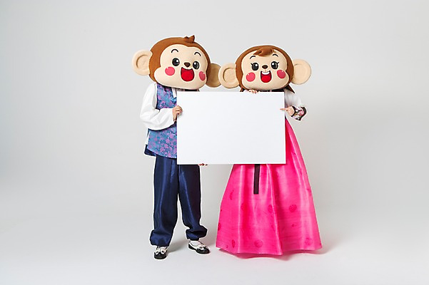 포토 JPG 스튜디오촬영 전신 커플 여자 남자 사각프레임 실내 서기 미소 웃음 들기 20대 성인 두명 앞모습 한국인 원숭이 가리킴 한복 원숭이캐릭터 동물탈 원숭이머리 인형탈 청년만 성인만 국내포토 한국전통 뷰포인트 동물캐릭터 포유류 관계 모션 프레임 표정 사람 동양인 손짓 청년 내부 사각형 전통의상 탈 파일형식