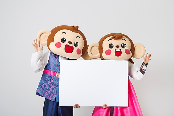 포토 JPG 스튜디오촬영 커플 여자 남자 사각프레임 실내 서기 미소 웃음 들기 손짓 상반신 20대 성인 두명 앞모습 한국인 원숭이 한복 원숭이캐릭터 동물탈 원숭이머리 인형탈 청년만 성인만 국내포토 한국전통 뷰포인트 동물캐릭터 포유류 관계 모션 프레임 표정 사람 동양인 청년 내부 사각형 전통의상 탈 파일형식