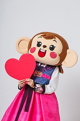 포토 JPG 스튜디오촬영 여자 실내 한명 서기 미소 웃음 들기 상반신 20대 성인 앞모습 한국인 하트 원숭이 한복 원숭이캐릭터 동물탈 원숭이머리 인형탈 하트프레임 여자만 청년여자한명만 성인여자한명만 국내포토 모양 1 한국전통 뷰포인트 동물캐릭터 포유류 모션 프레임 표정 사람 동양인 청년 내부 전통의상 탈 여자한명만 성인여자만 청년여자만 파일형식