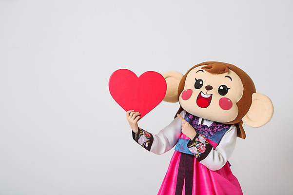 포토 JPG 스튜디오촬영 여자 실내 한명 서기 미소 웃음 들기 상반신 20대 성인 앞모습 한국인 하트 원숭이 가리킴 한복 원숭이캐릭터 동물탈 원숭이머리 인형탈 하트프레임 여자만 청년여자한명만 성인여자한명만 국내포토 모양 1 한국전통 뷰포인트 동물캐릭터 포유류 모션 프레임 표정 사람 동양인 손짓 청년 내부 전통의상 탈 여자한명만 성인여자만 청년여자만 파일형식