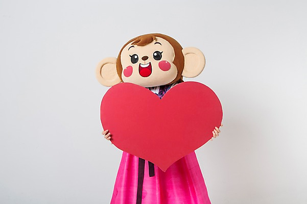 포토 JPG 스튜디오촬영 여자 실내 한명 서기 미소 웃음 들기 상반신 20대 성인 앞모습 한국인 하트 원숭이 한복 원숭이캐릭터 동물탈 원숭이머리 인형탈 하트프레임 여자만 청년여자한명만 성인여자한명만 국내포토 모양 1 한국전통 뷰포인트 동물캐릭터 포유류 모션 프레임 표정 사람 동양인 청년 내부 전통의상 탈 여자한명만 성인여자만 청년여자만 파일형식
