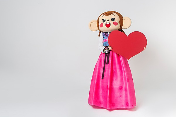 포토 JPG 스튜디오촬영 전신 여자 실내 한명 서기 미소 웃음 들기 20대 성인 앞모습 한국인 하트 원숭이 한복 원숭이캐릭터 동물탈 원숭이머리 인형탈 하트프레임 여자만 청년여자한명만 성인여자한명만 국내포토 모양 1 한국전통 뷰포인트 동물캐릭터 포유류 모션 프레임 표정 사람 동양인 청년 내부 전통의상 탈 여자한명만 성인여자만 청년여자만 파일형식