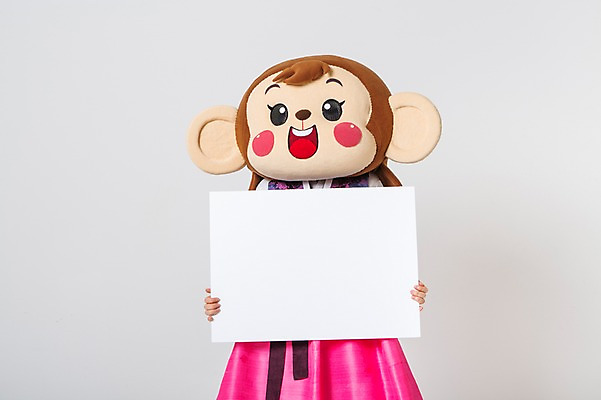 포토 JPG 스튜디오촬영 여자 사각프레임 실내 한명 서기 미소 웃음 들기 상반신 20대 성인 앞모습 한국인 원숭이 한복 원숭이캐릭터 동물탈 원숭이머리 인형탈 여자만 청년여자한명만 성인여자한명만 국내포토 1 한국전통 뷰포인트 동물캐릭터 포유류 모션 프레임 표정 사람 동양인 청년 내부 사각형 전통의상 탈 여자한명만 성인여자만 청년여자만 파일형식