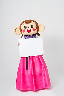 포토 JPG 스튜디오촬영 전신 여자 사각프레임 실내 한명 서기 미소 웃음 들기 20대 성인 앞모습 한국인 원숭이 한복 원숭이캐릭터 동물탈 원숭이머리 인형탈 여자만 청년여자한명만 성인여자한명만 국내포토 1 한국전통 뷰포인트 동물캐릭터 포유류 모션 프레임 표정 사람 동양인 청년 내부 사각형 전통의상 탈 여자한명만 성인여자만 청년여자만 파일형식