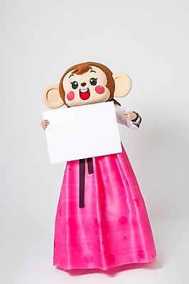 포토 JPG 스튜디오촬영 전신 여자 사각프레임 실내 한명 서기 미소 웃음 들기 20대 성인 앞모습 한국인 원숭이 가리킴 한복 원숭이캐릭터 동물탈 원숭이머리 인형탈 여자만 청년여자한명만 성인여자한명만 국내포토 1 한국전통 뷰포인트 동물캐릭터 포유류 모션 프레임 표정 사람 동양인 손짓 청년 내부 사각형 전통의상 탈 여자한명만 성인여자만 청년여자만 파일형식