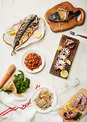 포토 JPG 스튜디오촬영 접시 포크 어패류 도마 실내 파슬리 요리 사람없음 해물요리 상차림 천 레몬 해산물 흰배경 생선요리 소금 문어 생선구이 갈치 고등어구이 오징어볶음 주꾸미 파슬리장식 국내포토 동물 식기 음식 백그라운드 채소 과일 주방용품 연체동물 어류 내부 장식 수중동물 흰색 직물 구이 볶음 파일형식