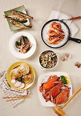 포토 JPG 스튜디오촬영 접시 포크 젓가락 어패류 실내 요리 사람없음 해물요리 꽃게 프라이팬 상차림 해산물 흰배경 생선구이 가리비 바지락 새우구이 전어 국내포토 동물 식기 음식 백그라운드 주방용품 조개 수저 어류 내부 게 흰색 구이 생선요리 파일형식