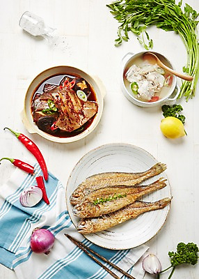 포토 JPG 스튜디오촬영 접시 젓가락 고추 실내 사람없음 명태 상차림 천 레몬 해산물 흰배경 생선구이 병어 적양파 조기구이 명태국 병어조림 조기_생선 국내포토 식기 한식 백그라운드 채소 과일 양파 수저 어류 내부 흰색 직물 생태_생선 구이 생선요리 국 조림 파일형식