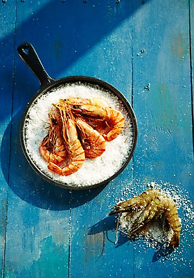 포토 JPG 스튜디오촬영 식재료 어패류 새우 실내 요리 사람없음 프라이팬 해산물 소금 새우구이 소금구이 생새우 국내포토 동물 주방용품 갑각류 내부 구이 파일형식