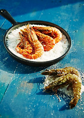 포토 JPG 스튜디오촬영 식재료 어패류 새우 실내 요리 사람없음 프라이팬 해산물 소금 새우구이 소금구이 생새우 국내포토 동물 주방용품 갑각류 내부 구이 파일형식